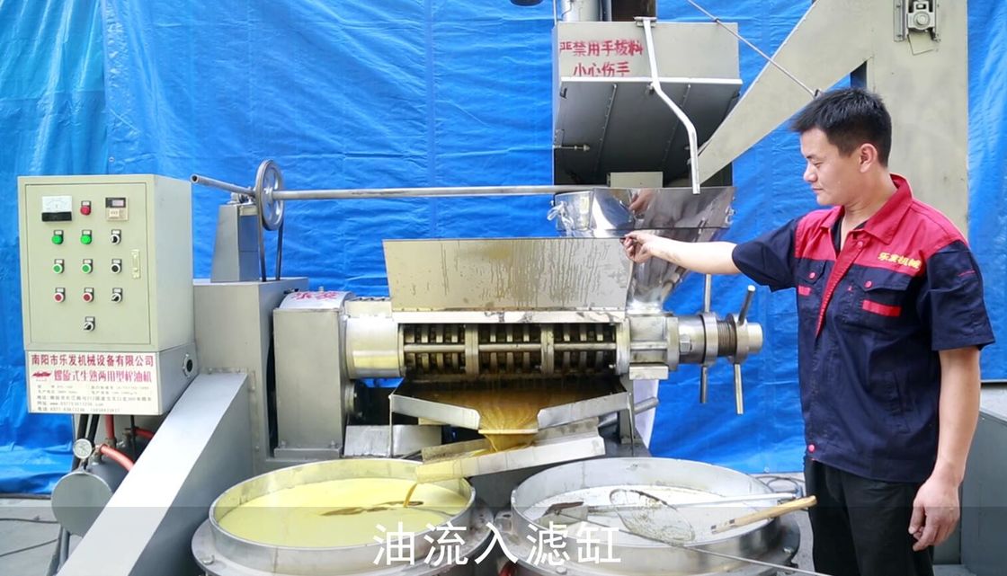 92% à 96% de taux d'huile Machine à presse à huile à vis avec 1,5 kW de puissance du système d'alimentation de gâteaux à huile
